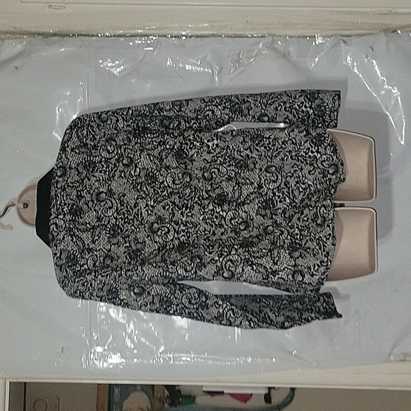 Chicos Black & White Long Sleeve Button-Up Shirt Size 0 Lace-Like Pattern Womens - Picture 4 of 6
